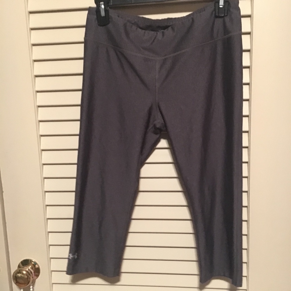 Grey fitted crop underarmour athletic leggings
